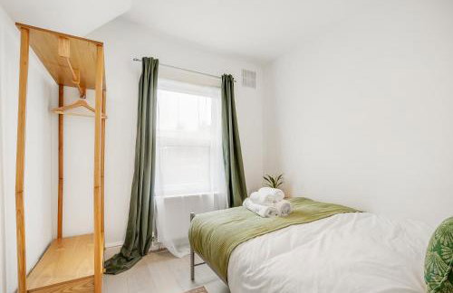 Spacious House in North London, very close to train station and bus stops, near Tottenham Stadium & lots of parking - Photo 6