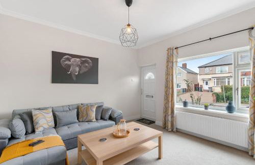 Whitehill - 3-Bed Home from Home, Sleeps 7, Great for Groups & Workers, FREE Parking & Netflix - Hosted by Stay Host Save - Photo 5