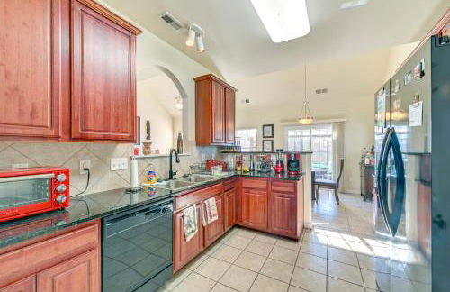 6 Mi to Charlotte Motor Speedway Home with Fire Pit - Foto 9