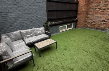 City Centre 4 Bedroom Apartment with Terrace Sleeps 10 by StaySavvy Accommodation - Foto 12