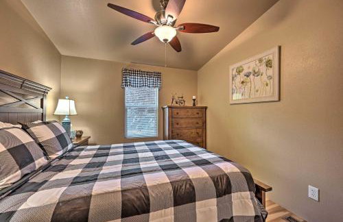 Near Hiking Munds Park Cabin with Deck and Yard - Foto 17