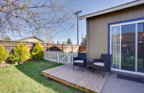 Charming Bend Home with Porch and Yard Great Location - Foto 19