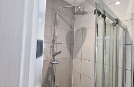 Stunning, clean, free parking home, ideal long stays - Foto 48