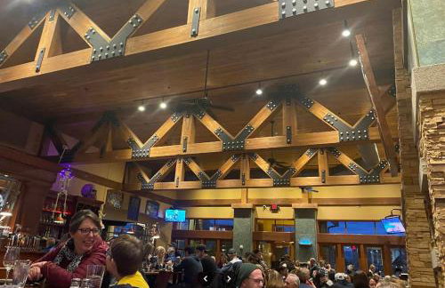 Modern Riverstone Condo with Grand Deck - Steps to Shops, Restaurants, Trails and River - Foto 22