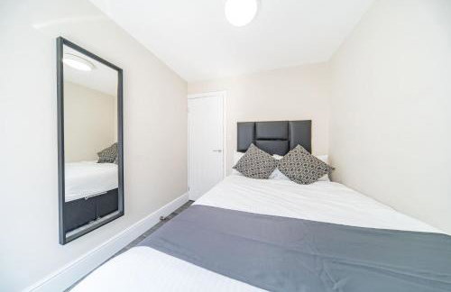 RYAN AIR I BNB - Huge 4 Bedroom House with Free Parking - Foto 31
