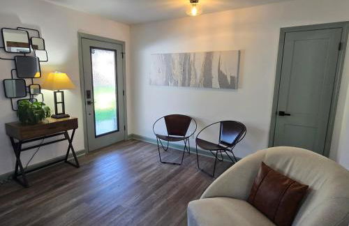 Spacious, Renovated, 5-bedroom Retreat, Near I-85 - Photo 6