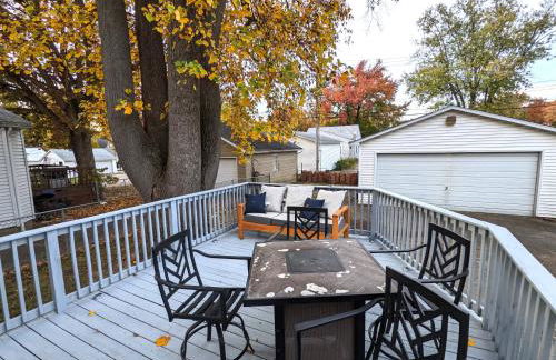 Fenced backyard, deck, pet-friendly home - Photo 1