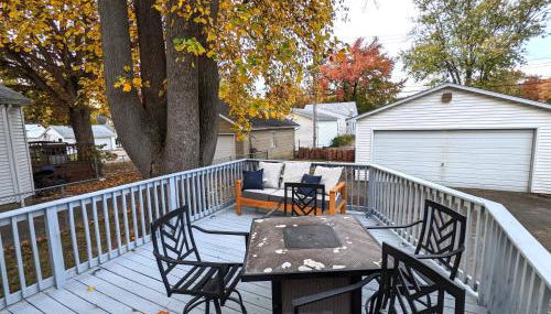 Fenced backyard, deck, pet-friendly home - Photo 1