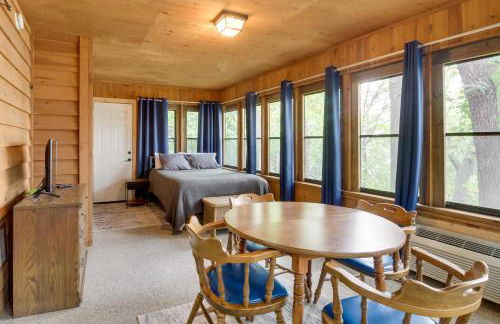 Sandy Beach Family Getaway with Fire Pit and Deck! - Foto 27