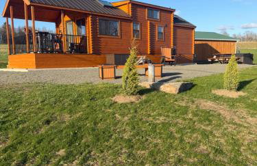 Private Cabin- Firepit, Hot Tub, Mountain Views, Farm Charm - Foto 1