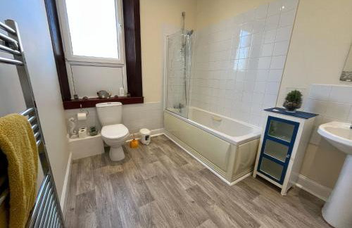 Spacious 2-Level Home by the Beach & Transport - Foto 14