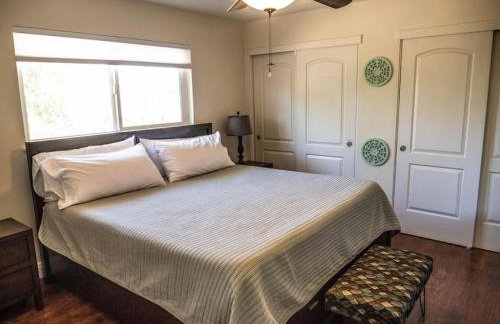 Pool! Quite, Private, remodeled home on the hill - Foto 34