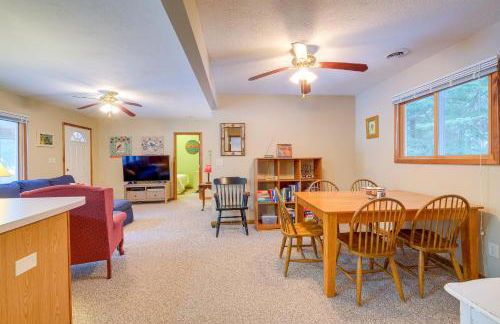 Cozy Cottage with Sunroom - Walk to Higgins Lake! - Foto 6