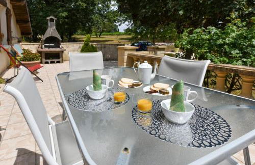 Maison plain pied mitoyenne avec piscine partagée et terrain arboré - Foto 7