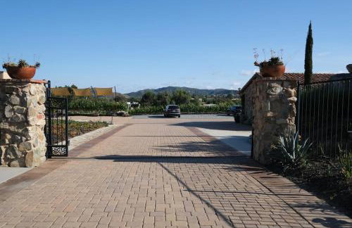 Casita Vino Dog-Friendly Vineyard Retreat & Stay - Photo 10