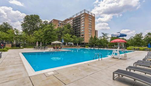 Large 3 bedroom Family Suite, Private Balcony, 5 min to DCA, Gym, Pool and more! - Photo 4