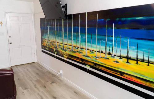 Artful Retreat - King Bed, Work Desk, WIFI, Unique Murals, Perfect for Business Travelers, Downtown & Near Universal Studios - Foto 12