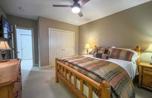 Luxury Stunning Mountaintop Home with Hot Tub and Lake Views - Foto 32