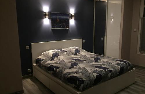 La maison parisienne maison deux pièces à louer au pied du métro - Foto 1