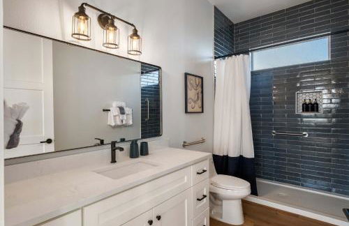 Brand-New Beach Retreat Hot Tub Sleeps 13 - Foto 32