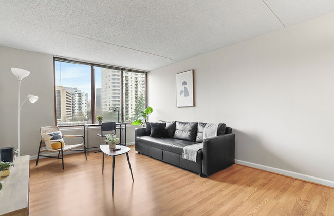 Crystal City Apartments near Reagan Airport - We Host - Photo 44