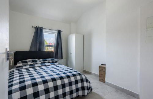 4 bedroom house with Garden, Parking & 3 mins Walking Distance from Train Station - Photo 30