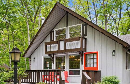 The Gingerbread House - 4 BR chalet, Sunroom, Deck, sleeps 10, modern amenities - Foto 23