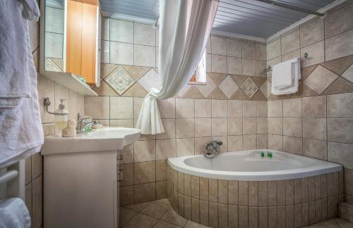 Villa Tramonto with Private Heated Pool, by ZanteWize - Foto 24