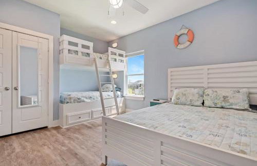 Steps to the Beach | Tiki Bar Fun | Epic Bay Views | Sleeps 8 - Foto 38