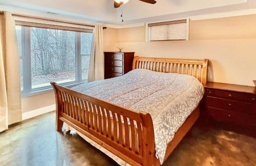 Townville Lakefront Cottage with Private Dock! - Foto 25