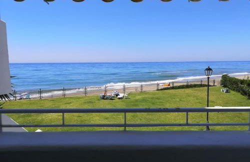 Modern apartment with pool on the beachfront in Marbella by SharingCo - Photo 41