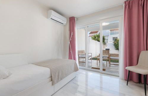 Luxurious And Modern Family Home - Photo 27