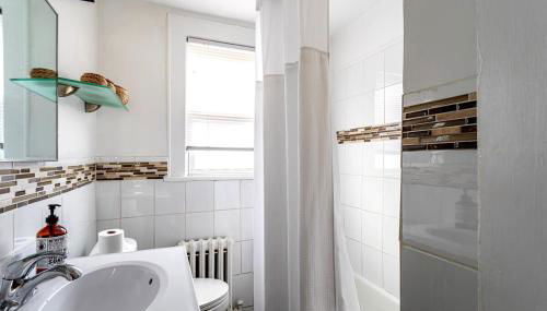 The Gold Room near downtown trains fast wifi - Photo 2