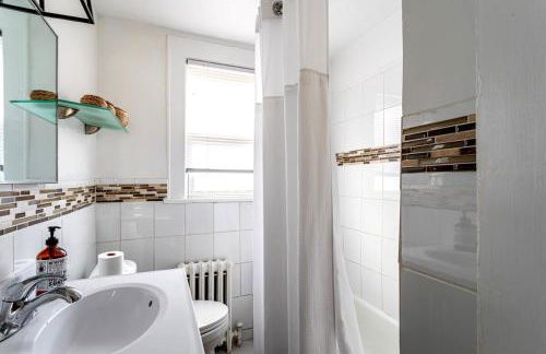 The Gold Room near downtown trains fast wifi - Photo 2