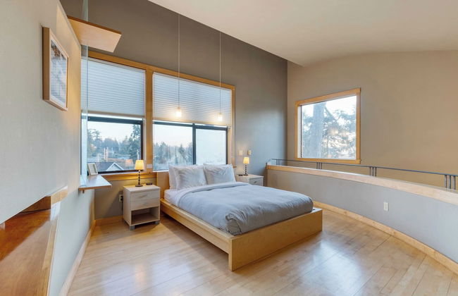 Deck Views, Fire Pit, Pool, 3 Mins to Beach Madrona Tree Retreat by Avantstay - Foto 23