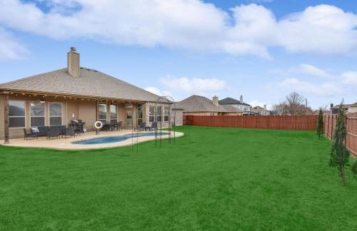 5-Bed 2-Bath with Pool & Backyard Retreat - Foto 41