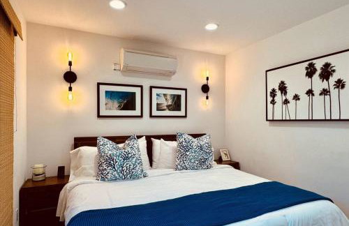 2026 Award Winner, Luxe 2BR, steps to sand & pier, with fire pit, AC and parking - Foto 17