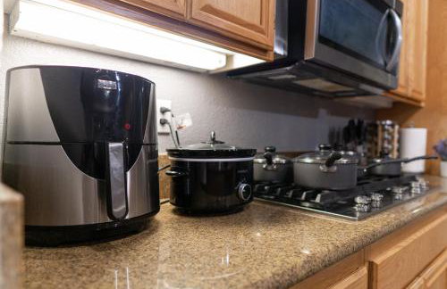 Entire Private Home with 5 Bedrooms 4 Bathrooms 3000 Sq ft Villa, Pool, Hot Tub, Nature, Garage, Winery, Available Now - Foto 24