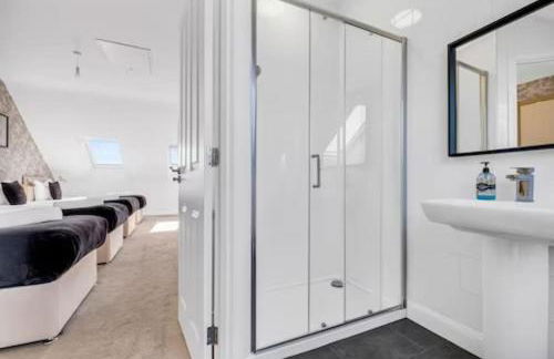 City Centre 3 Bedroom House Sleep upto 9 Guests with Garden and Parking - Foto 71