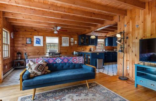 Cozy Athens Cabin on the Lake with Hot Tub & Backyard - Foto 4