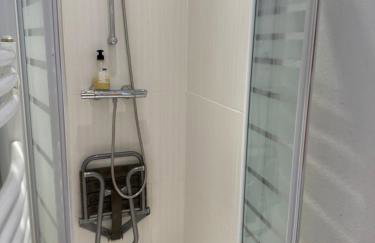 Nancy, Magnifique studio totalement climatisé, meublé, salle de bains et wc séparés, parking privé, cuisine équipée, WIFI - Foto 15