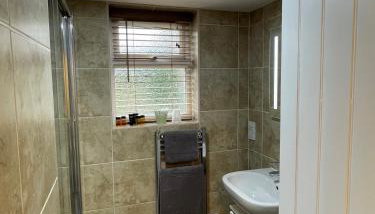 Ground Floor Garden Cottage, near Stonehenge - Foto 5, Shower