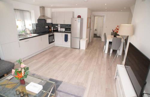 Daisy Lodge - Spacious Two Bed Flat - Parking, Netflix, WIFI - Close to Blenheim Palace & Oxford - F1 - Photo 23
