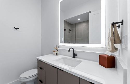 Luxury Getaway Near AT&T Stadium - 4BR Entire House-Hot Tub & Arcade - Foto 35