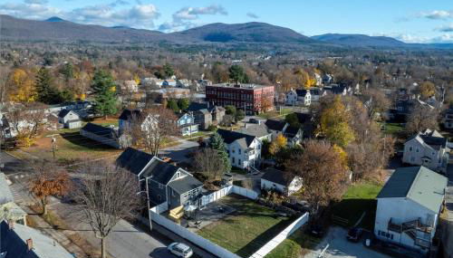 Updated Family-sized Home in Heart of Rutland, Near Slopes, EV Level 2, Hot Tub - Photo 5