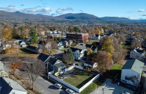 Updated Family-sized Home in Heart of Rutland, Near Slopes, EV Level 2, Hot Tub - Photo 5