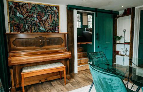 Heron's Perch- A pond-side retreat with cinema room - Photo 5