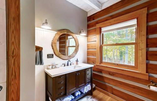 Large Log Cabin Chalet w/ Hot Tub - Horses & Lake! - Foto 32