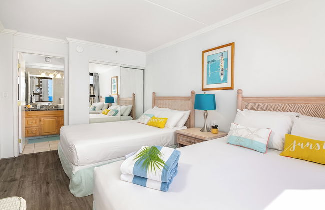 Partial Ocean View Condo with 2 Beds and Parking - Foto 9