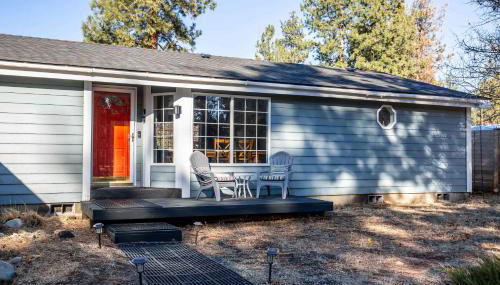 Charming 3-Bedroom Home in Bend with Hot Tub Game Room & Spacious Family Dining - Foto 4
